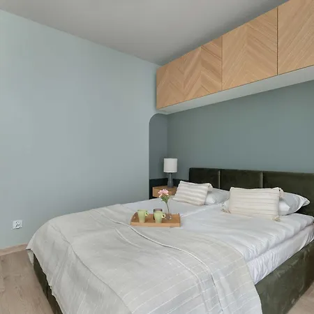 Z 2 Sypialniami Parking Blisko Tauron Arena By Renters Apartament