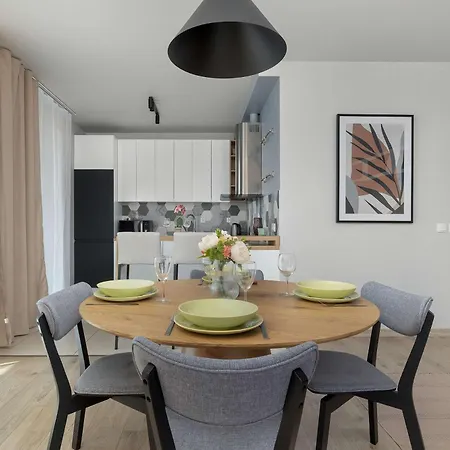 Z 2 Sypialniami Parking Blisko Tauron Arena By Renters Apartament