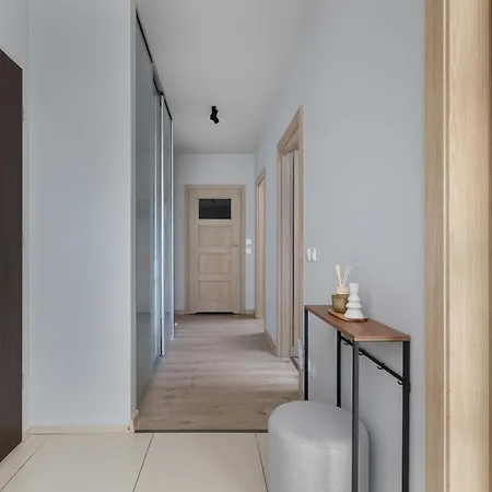 Z 2 Sypialniami Parking Blisko Tauron Arena By Renters Apartament